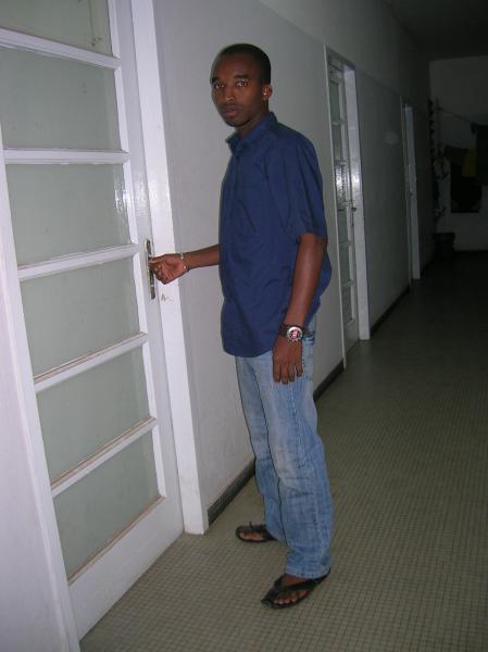SALL  EN OUVRANT LA PORTE D CA CHAMBRE